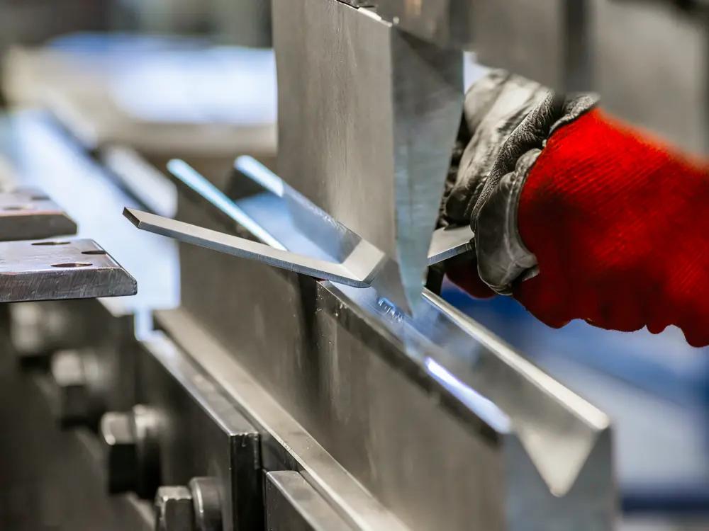 CNCプレスブレーキメタルの曲げ加工製造中