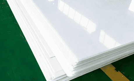Stack of white plastic or acrylic sheets