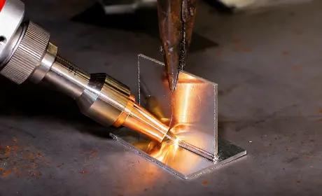 Laser welding head forming a precision T-joint on metal plates