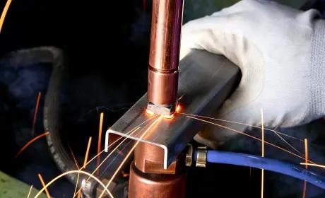 Spot welding electrodes on sheet metal with sparks