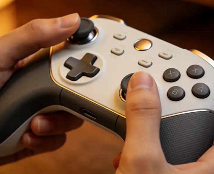 인체공학적 컨트롤러 하우징: 다중 소재 디자인으로 기능 통합