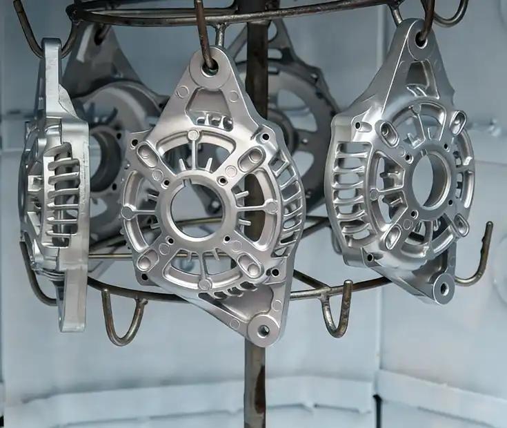 Parti metalliche sospese dopo la finitura superficiale