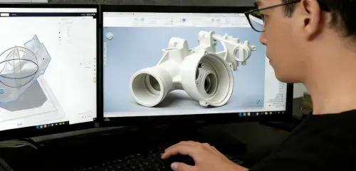 Ingegnere che esamina il modello CAD 3D e la simulazione del flusso dello stampo sui monitor per una rapida esecuzione del progetto