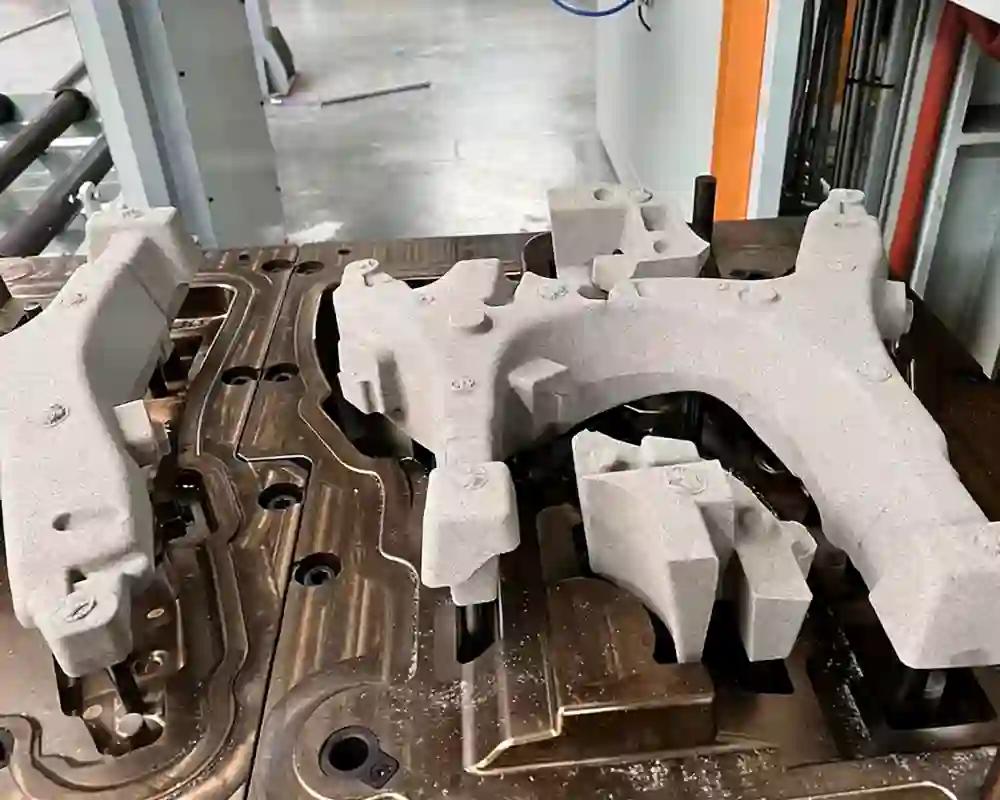 Parte strutturale in alluminio pressofuso a bassa pressione su attrezzature di produzione