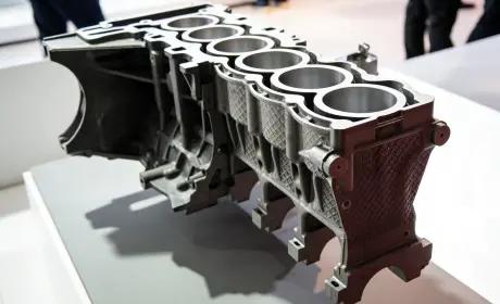 大量の金属部品を生産するダイカスト機械