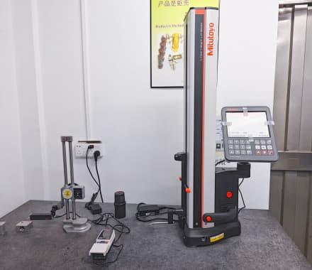 مسبار CMM يقيس مكونًا معدنيًا معقدًا للتحقق من الأبعاد