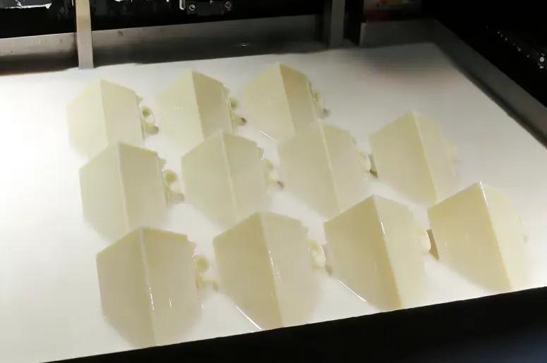 Детали из смолы, напечатанные SLA на 3D-принтере, на сборочной платформе