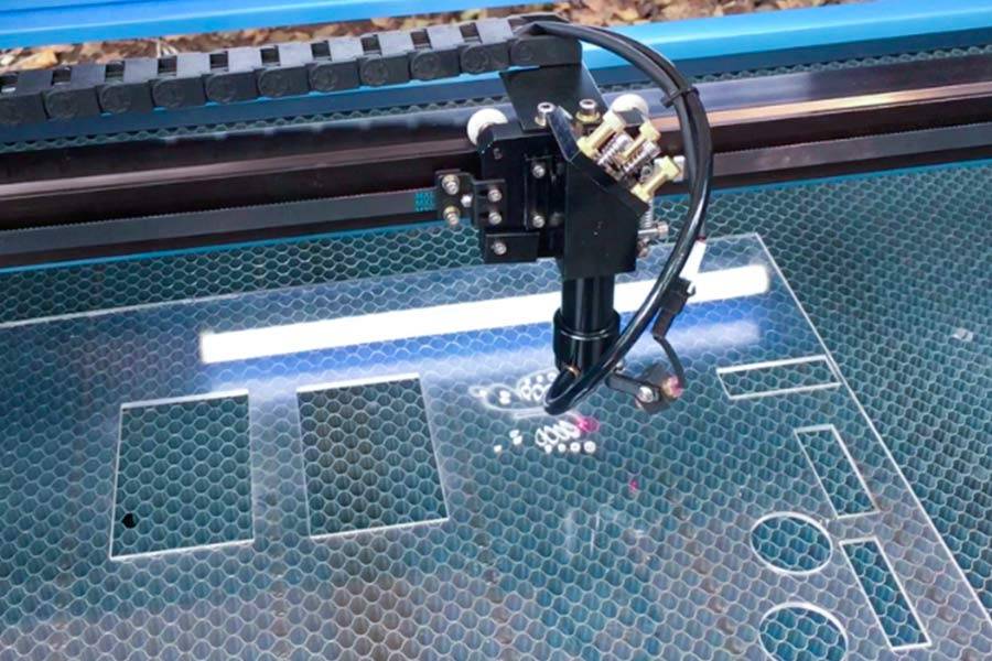プラスチックをレーザーカットする方法は?